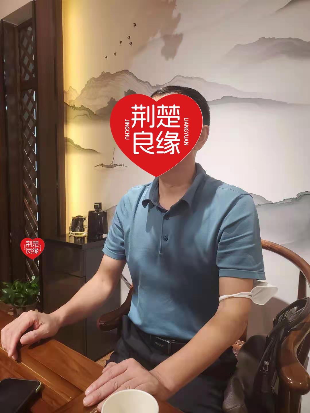 王洁认真的照片